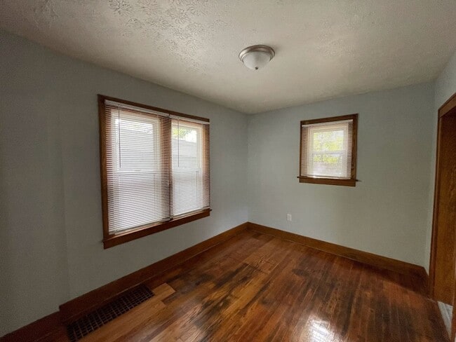 Building Photo - Two bedroom one bathroom home for rent