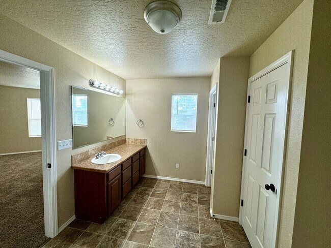 Building Photo - Spacious 5-Bedroom Home with 3-Car Garage in Nampa