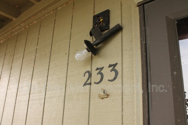 Building Photo - 233 Riverbend Dr