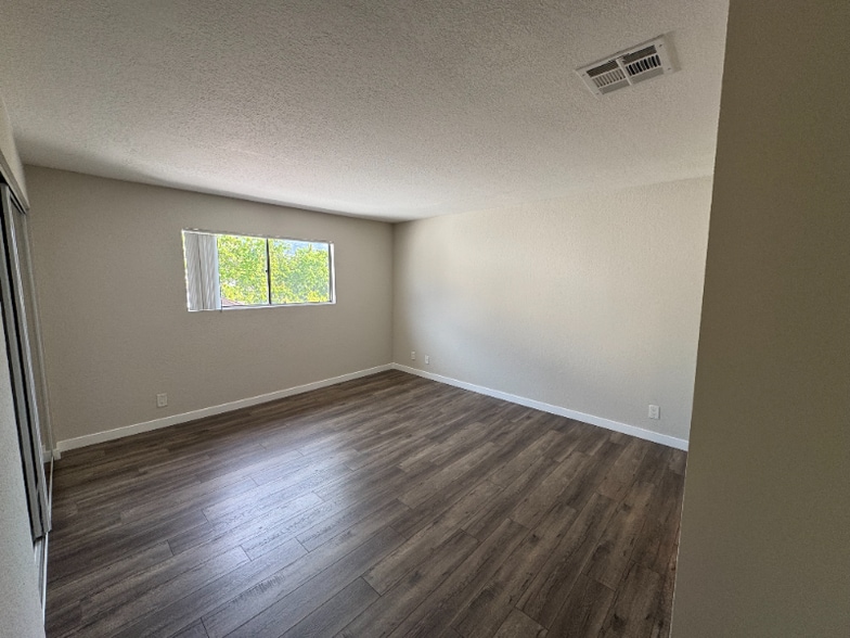 Building Photo - 623 E Cedar Ave