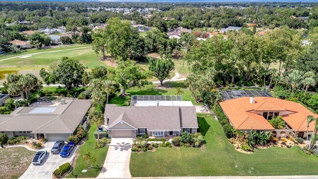 Building Photo - Luxury 5 Bed/4 Bath Pool Home on a Golf Course in Central Sarasota