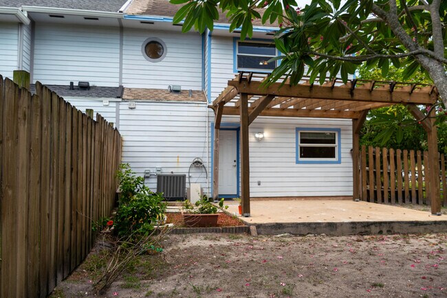 Building Photo - 9243 Green Meadows Way