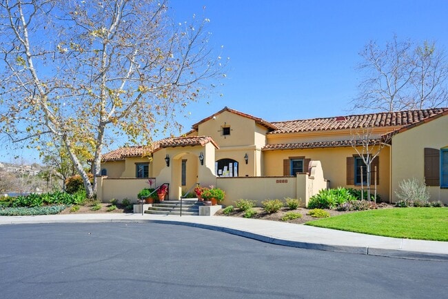 Building Photo - Gorgeous Eastlake Townhome!