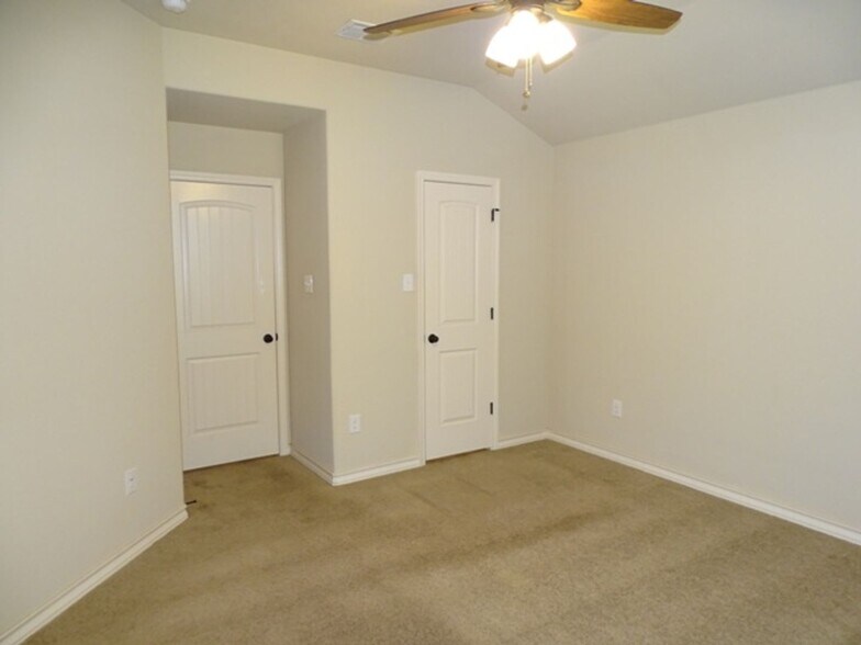 Building Photo - 7054 Lakeview Dr