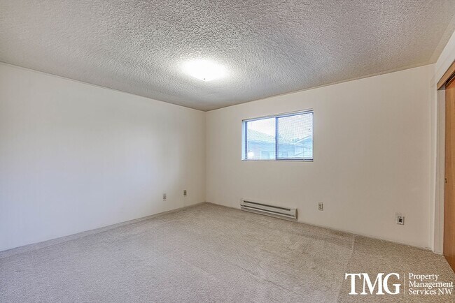 Building Photo - Classical Cute Duplex w/ 2 Bed 1 Bath in Washougal!