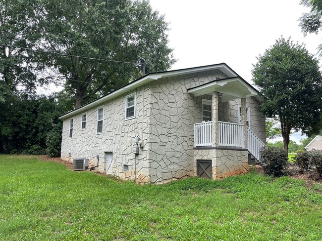 Building Photo - Charming Watkinsville Home Available