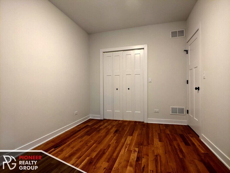 Building Photo - 2209 W Eastwood Ave