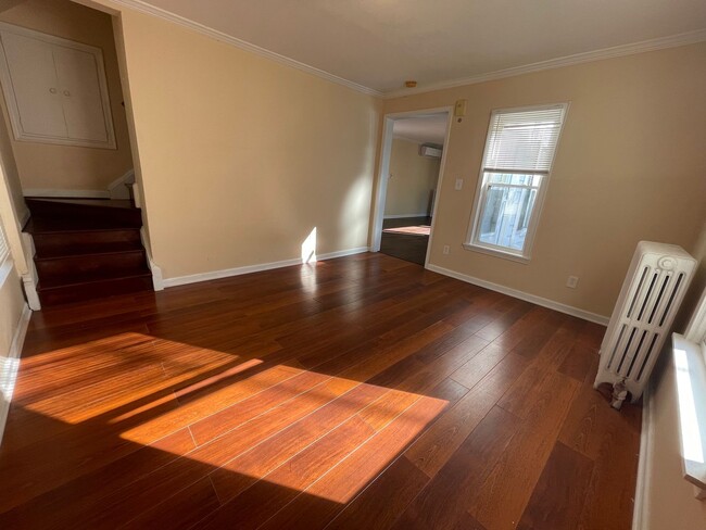 Building Photo - Updated 3bed / 3bath farmhouse.  Nice Location.