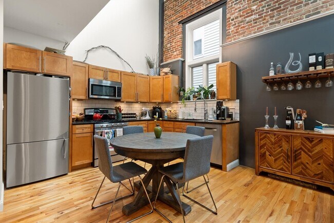 Building Photo - 336 Saratoga St