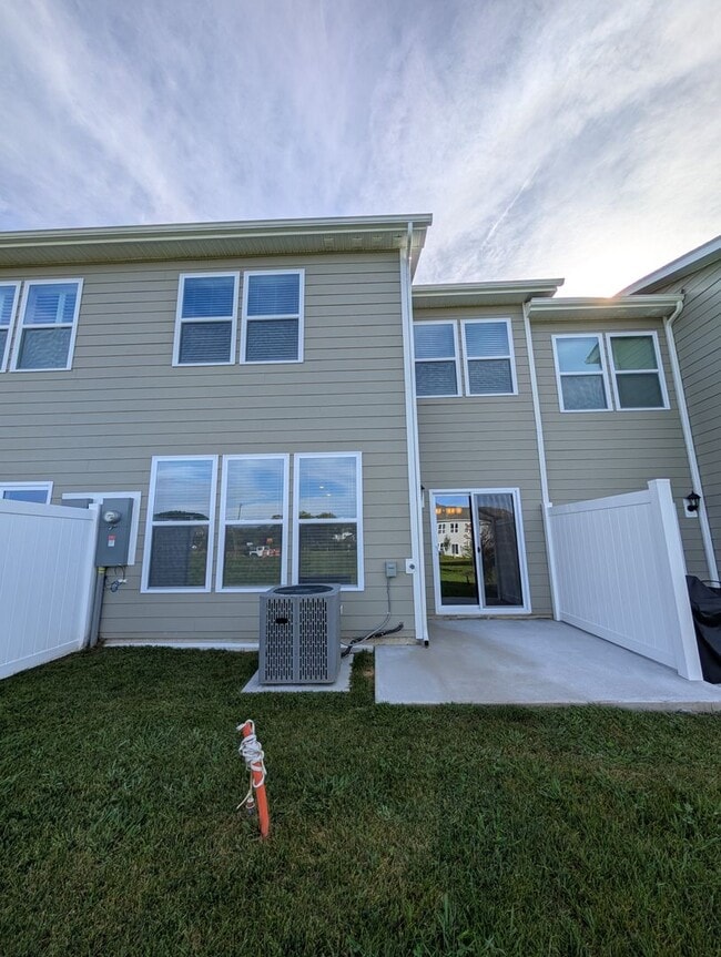 Building Photo - New Construction Townhouse-Hendersonville!
