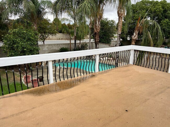 Building Photo - Stunning 4-bedroom, 3 bathroom home located in the westside of Bakersfield this  spacious house o...