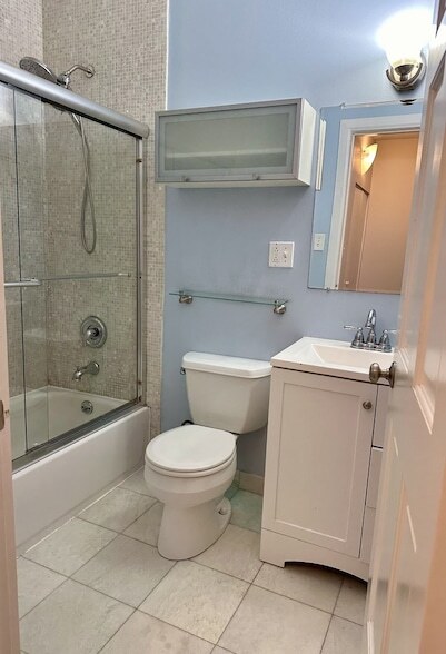 Building Photo - 2233 W Shakespeare Ave