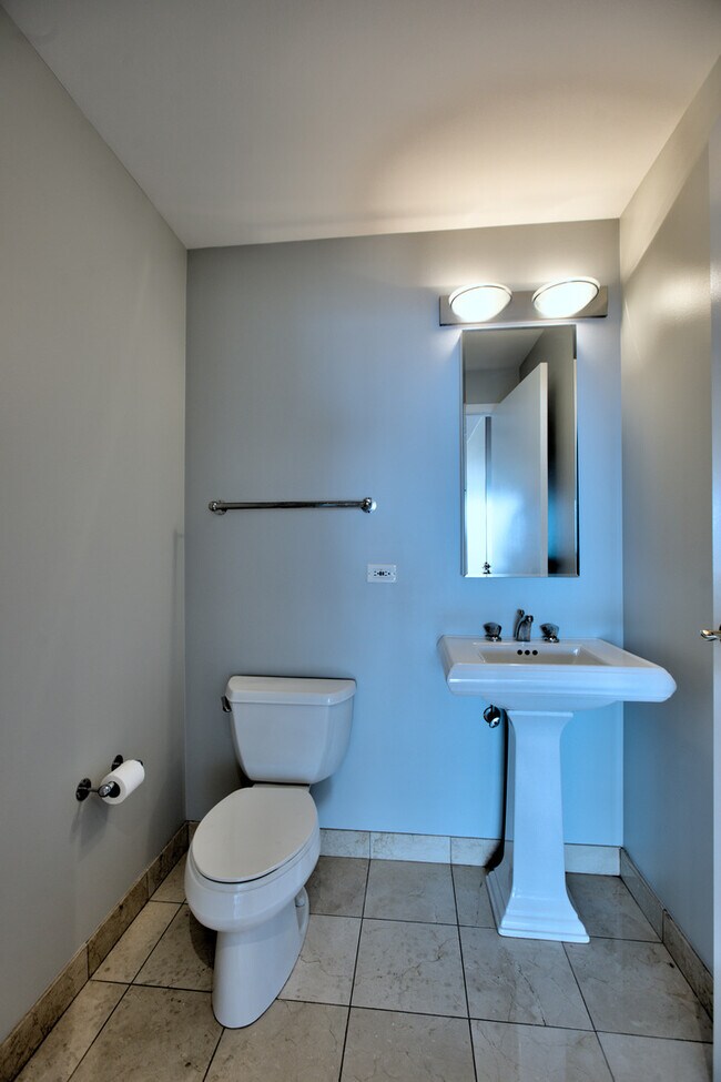 Building Photo - 57 E Delaware Pl