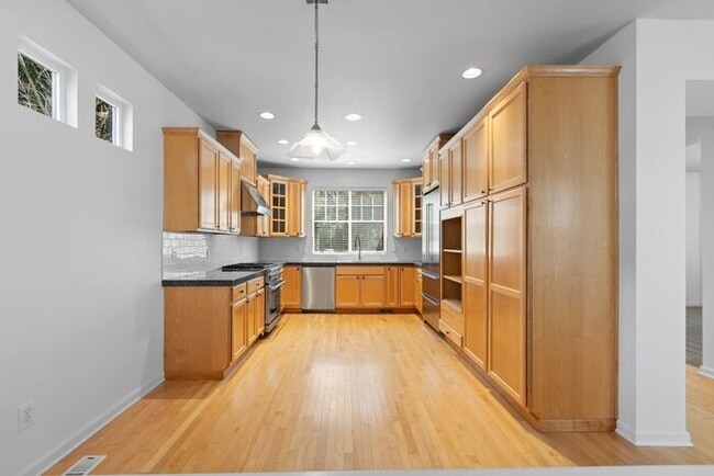 Building Photo - Immaculate Redmond Ridge Air-Conditioned B...