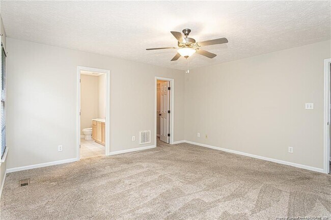 Building Photo - 402 Roundtree Dr