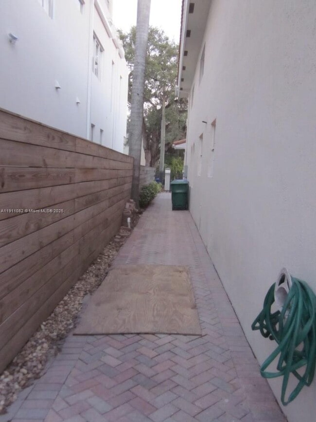 Building Photo - 2920 Catalina St