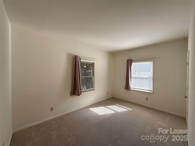 Building Photo - 1016 Queens Rd