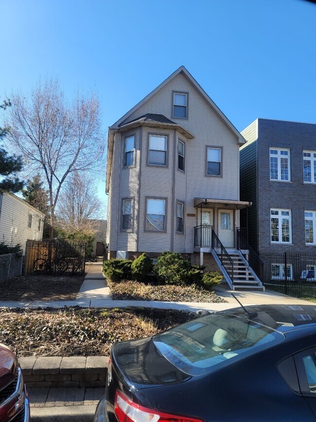 Primary Photo - 3508 N Lowell Ave