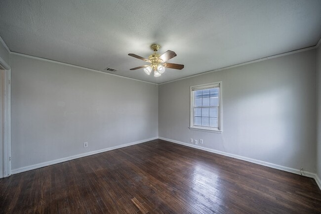 Building Photo - 1155 Greenbrier Dr