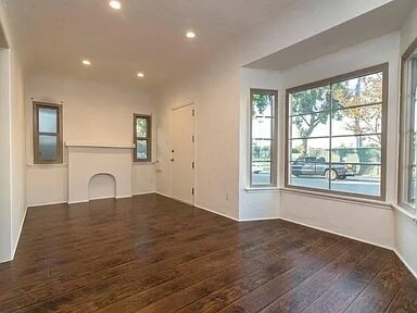 Building Photo - 302 W Mariposa Ave