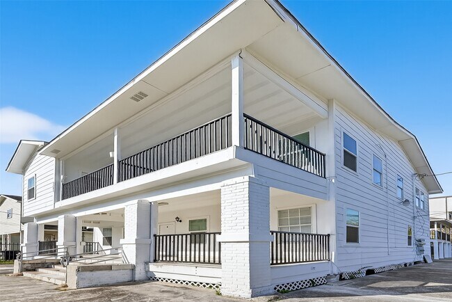 Building Photo - 2202 Hutchins St