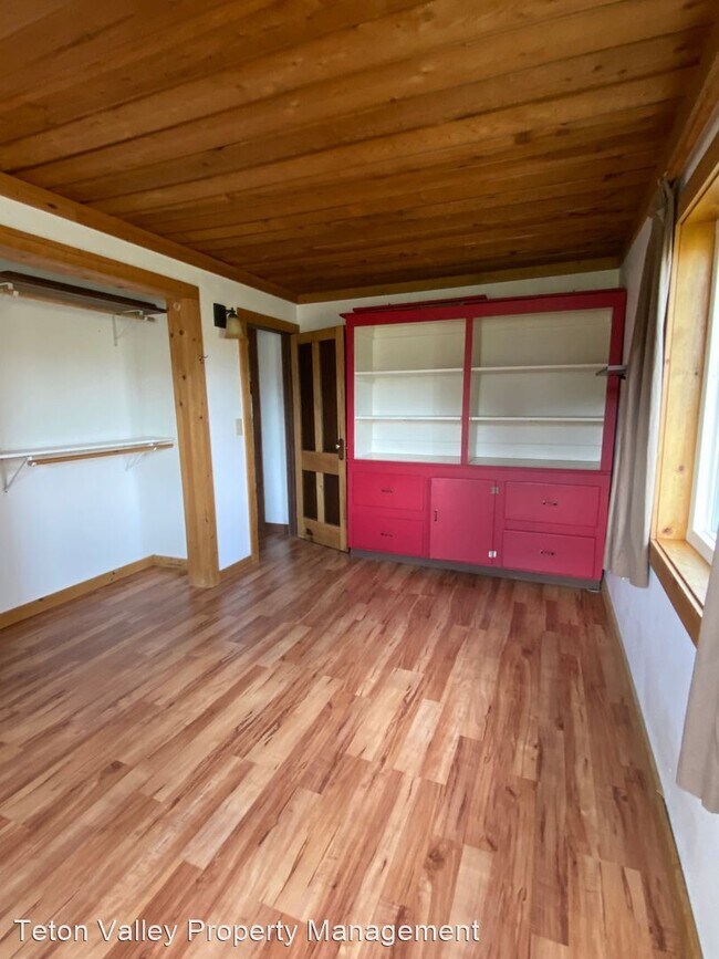 Building Photo - 2 br, 1 bath House - 5135 N 410 W Lower Unit