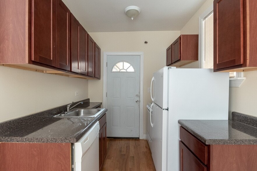 Building Photo - 617 W Cornelia Ave