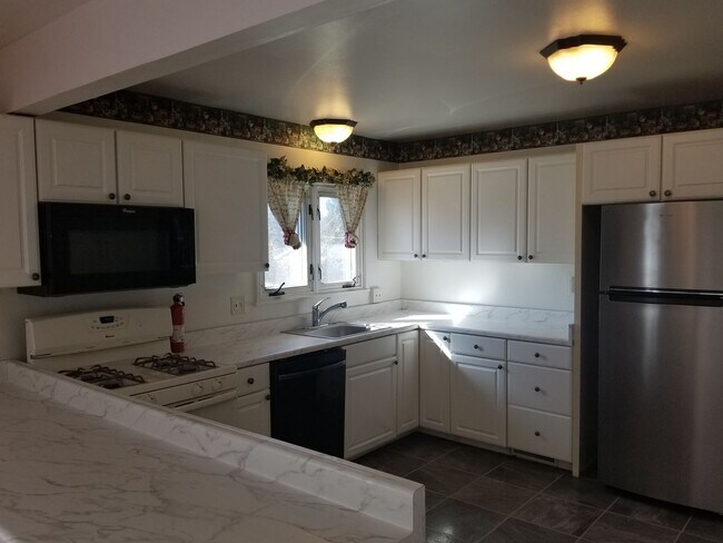 Building Photo - 577 Pinnacle Rd