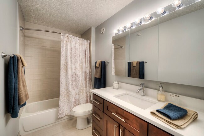 Building Photo - 530 N State St