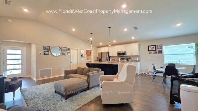 Building Photo - EXCEPTIONAL 3 BEDROOM/2 BATH HOME PLUS LARGE FENCED YARD! LONG TERM LEASE- UNFURNISHED!