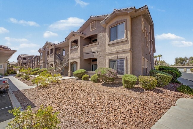 Building Photo - Gated 3 Bedroom condo located just off 215 & Eastern!