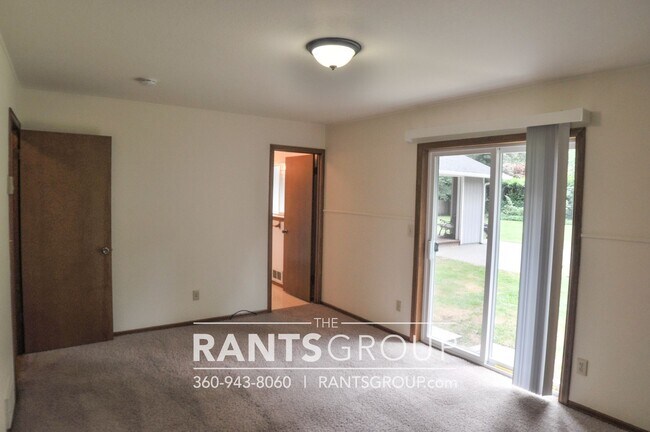 Building Photo - Beautiful Home in Tumwater on 1/2 acre!