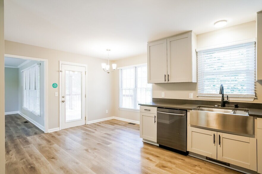 Building Photo - 983 St Catherines Dr
