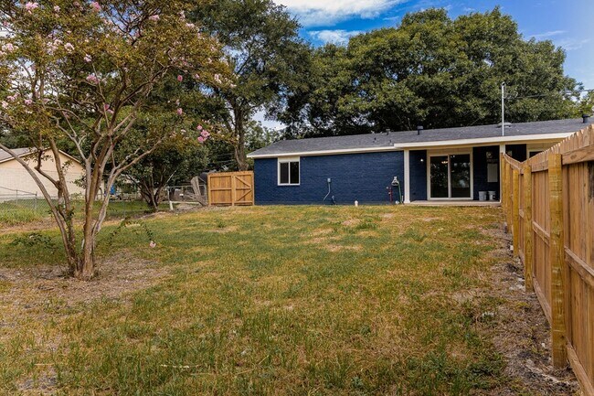 Building Photo - 811 Matchett St