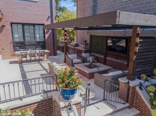 Building Photo - 2030 N Honore St