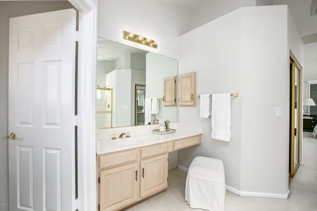 Building Photo - 5 bed 3 bath, 3500 sft in Tempe with pool