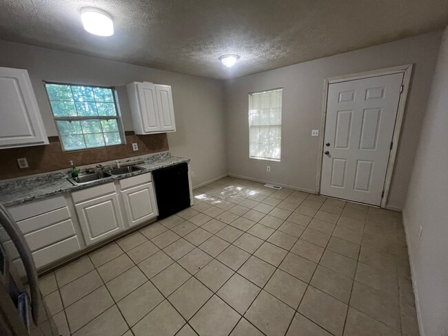 Building Photo - 2 Bedroom/2 Bath Duplex Perfect for Roommates