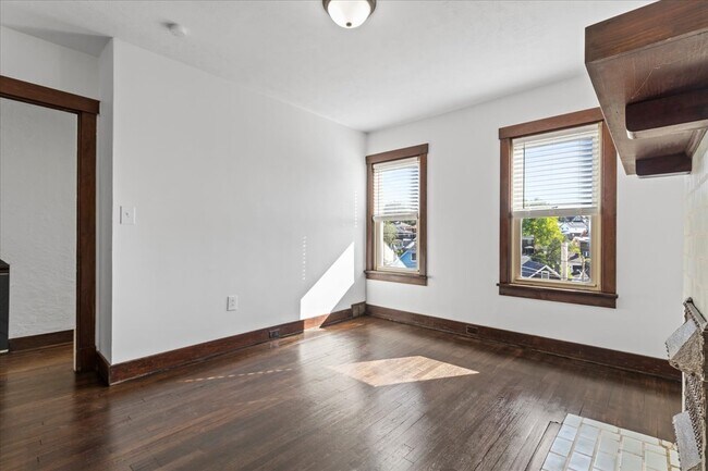 Building Photo - 2816 Clermont Ave