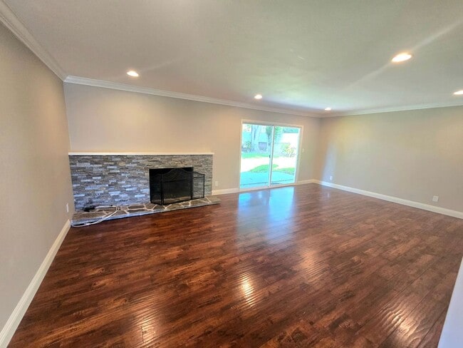 Building Photo - 191 E Avenida De Los Arboles