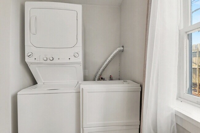 Building Photo - Updated 1 Bedroom Rental Close To Downtown $850/month