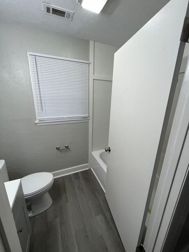 Building Photo - 902 Preston St