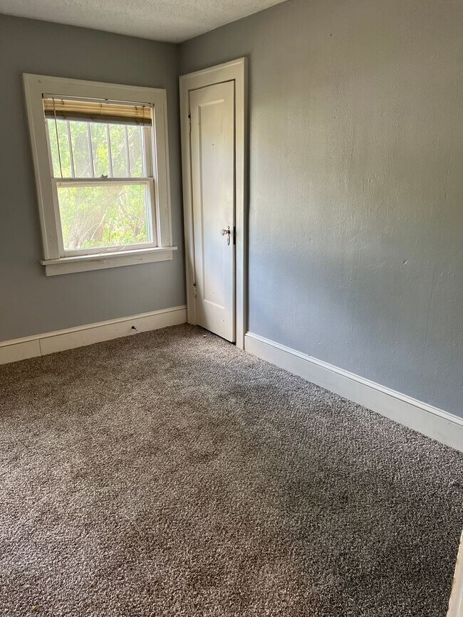 Building Photo - 3 bedroom/1 bath house
