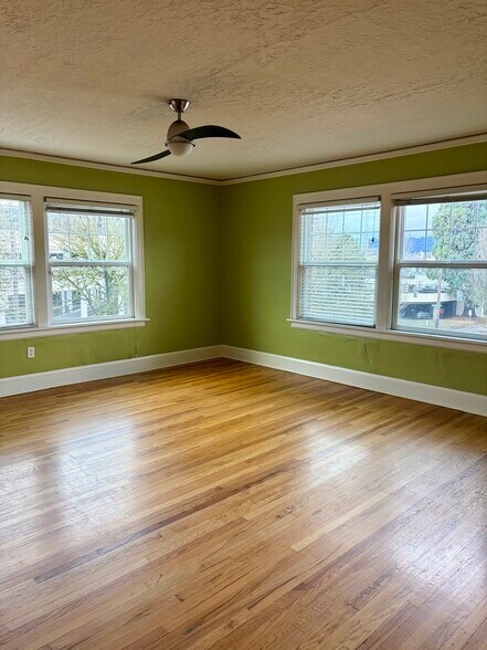 Ceiling fan, large vinyl windows, two of which west facing with a great view - 1509 NE 10th Ave