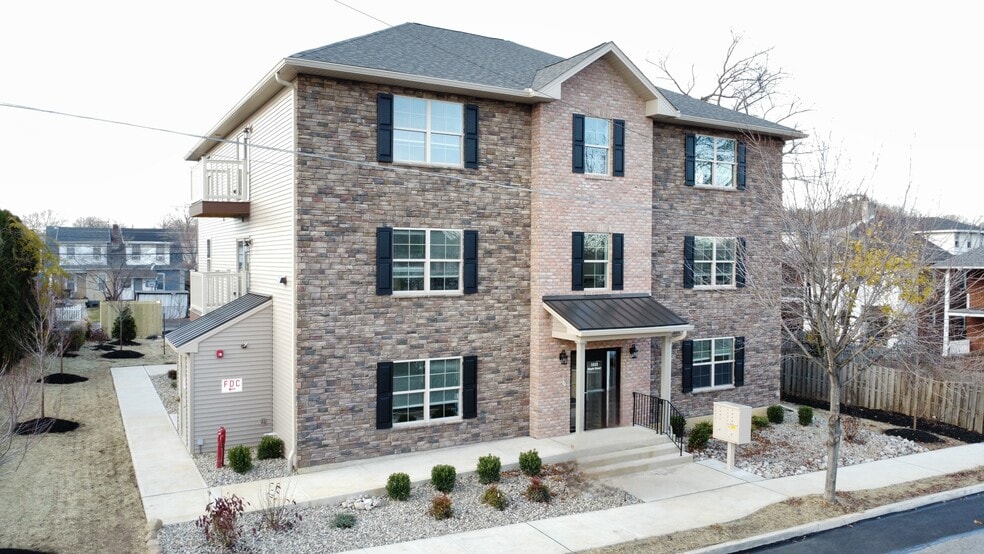 Building Photo - 1513 Maple St