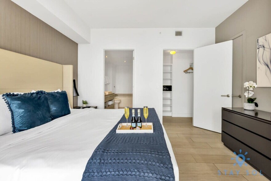 Building Photo - 4010 S Ocean Dr