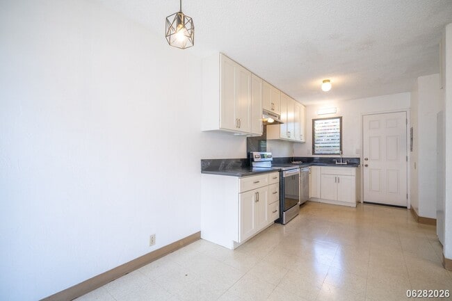 Building Photo - Rarely Available 3-bed/2.5-bath/2-parking Townhouse in Aiea