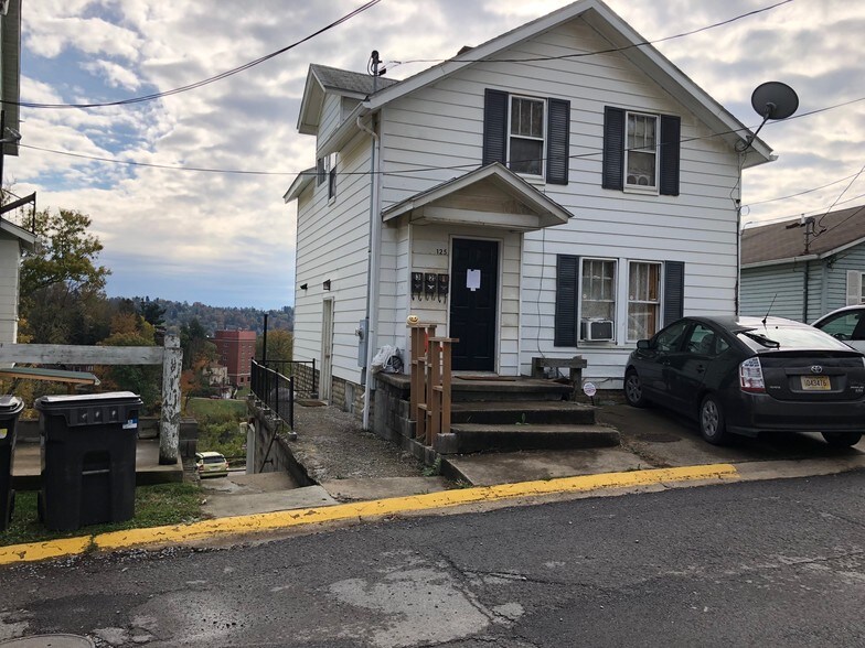 Primary Photo - 125 Lorentz St