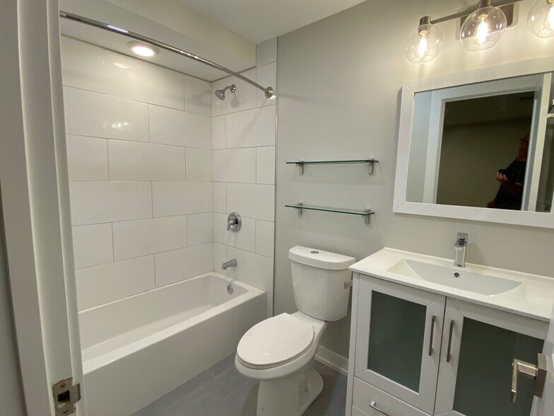 2nd Bedroom's Full Bathroom - 2119 W Potomac Ave