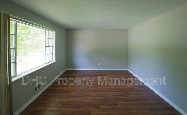 Building Photo - 210 Creekwood Ln