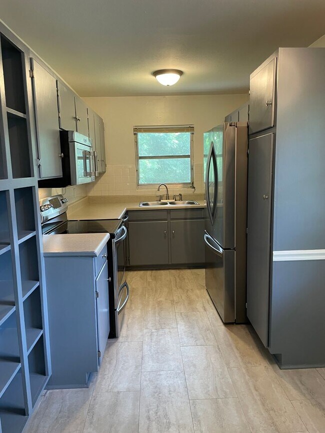 Primary Photo - Fall Into Comfort! Spacious 3BR/2BA Upstai...